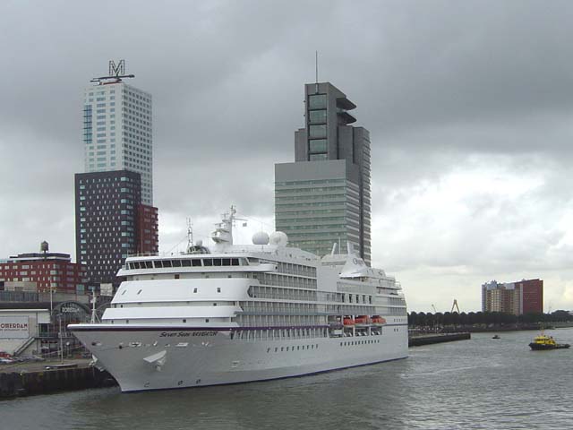 Cruiseschip ms Seven Seas Navigator van Carlson Groups aan de Cruise Terminal Rotterdam